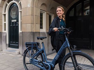 Vrouw Met Blauwe E Bike Oud Pand (1)